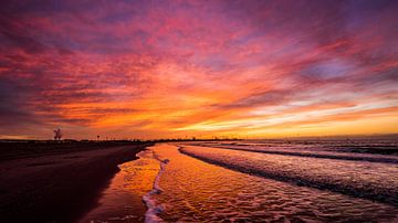 Sonnenuntergang am Strand von Mark de Bruin