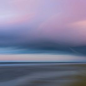 Ciel violet du soir sur la mer du Nord sur Greetje van Son