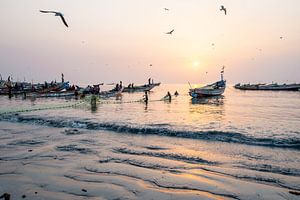 Coucher de soleil dans un village de pêcheurs en Afrique