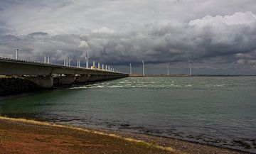 Oosterscheldekering onder een dreigende lucht van Bianca Fortuin