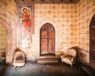 Ingang van een Verlaten Kasteel. van Roman Robroek - Foto's van Verlaten Gebouwen