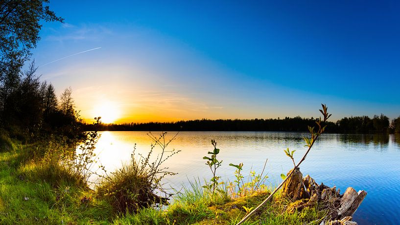 Sunset at a lake by Günter Albers