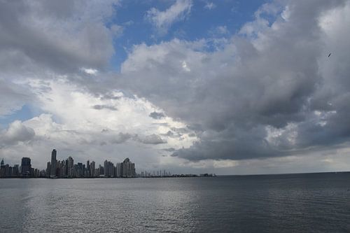 Blick auf die Stadt in der Ferne kurz vor dem Gewitter