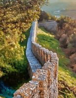 Kasteelmuur van Castelo de Sesimbra, Portugal bij zonsondergang