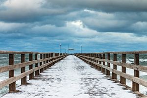 Seebrücke in Prerow an einem stürmischen Tag