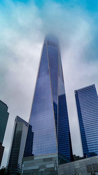 One World Observatory tower New York in de wolken par ticus media
