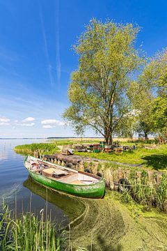 Vissersboot op het Achterwasser bij Warthe op het eiland Usedom van Rico Ködder