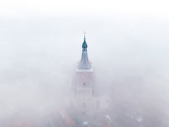 Grote of Sint-Stephanuskerk in Hasselt (OV) tijdens de ochtendmist