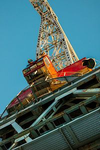 Rote Kran-Kabine & Stahlträger – Industrielle Fotokunst
