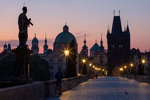 Prag - Die beleuchtete Karlsbrücke bei Nacht