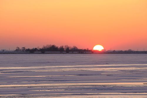 Zonsondergang bij bevroren Gouwzee