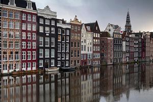 Les maisons du canal sur le Damrak à Amsterdam, la capitale des Pays-Bas. sur gaps photography