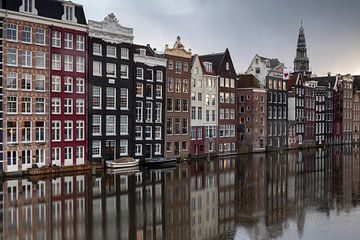 Grachtenhäuser am Damrak in Amsterdam, der Hauptstadt der Niederlande.