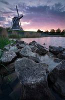 Paarse zonsondergang met molen