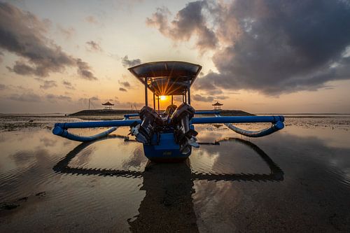 Zonsopgang op Bali, op het zandstrand van Sanur