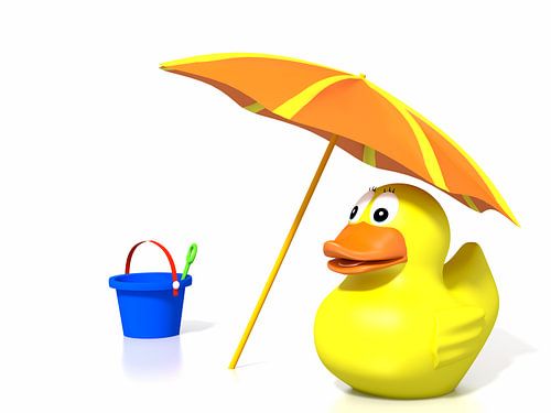 Rubber badeend op het strand