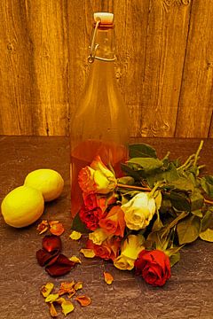 selbstgekochter Rosenblütensirup in Flasche mit Klickverschluss