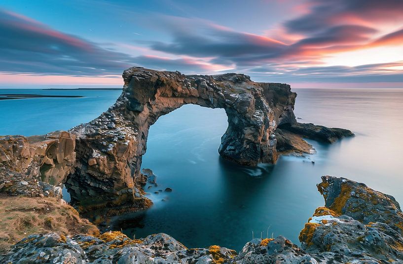 Goldenes Leuchten auf Felsen von fernlichtsicht