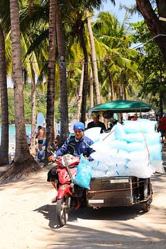 Thailand, Eiswürfel auf einem Moped von Angela Seubring