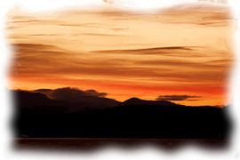 Berglandschaft mit rotem Sonnenuntergang von Maurice Dawson