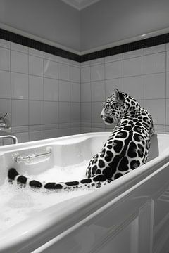 Jaguar élégant dans la salle de bain - Un tableau de salle de bain exotique pour vos toilettes sur Felix Brönnimann
