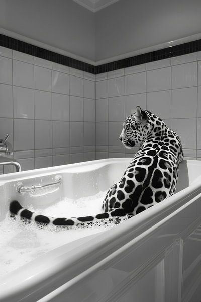 Jaguar élégant dans la salle de bain - Un tableau de salle de bain exotique pour vos toilettes par Poster Art Shop
