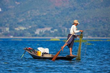 De vissers van Inle Lake in Myanmar van Roland Brack