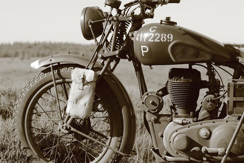Motocyclette BSA de la Seconde Guerre mondiale, couleur noir et blanc sépia par Bobsphotography