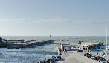 Woeste golven bij haven in Normandië