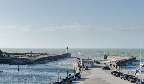 Woeste golven bij haven in Normandië