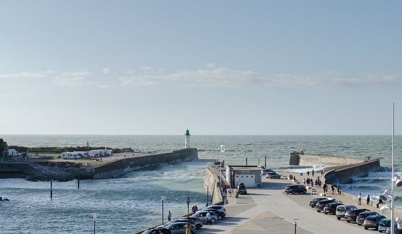 Wütende Wellen im Hafen der Normandie von Willem van den Berge