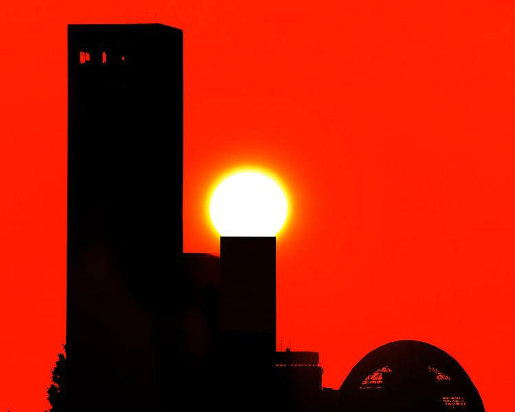 Skyline Leeuwarden tijdens zonsondergang von Harrie Muis