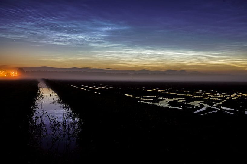 Lichtende nachtwolken van Dirk van Egmond