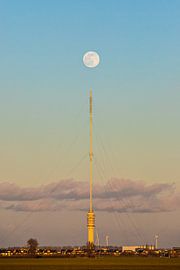 Pleine lune au-dessus de la tour de transmission Lopik IJsselstein sur Peter Haastrecht, van