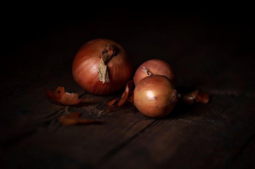 La cuisine de la vie à la campagne : des oignons peints sur une table usée par John Quendag