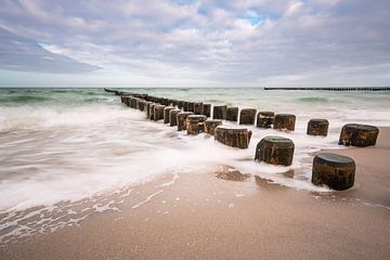 Kribben aan de kust van de Oostzee op een stormachtige dag