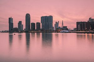 Coucher de soleil rose à Rotterdam sur Ilya Korzelius