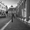 Atmosphärische Straße mit Laternen in Sittard in schwarz-weiß von Moniek van Rijbroek