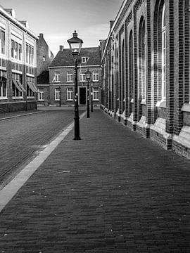 Sfeervolle straatje met lantaarns in Sittard in zwart wit van Moniek van Rijbroek