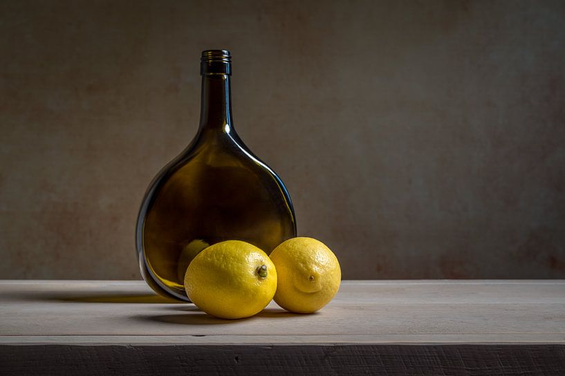 Still life with lemons and a bottle by John van de Gazelle fotografie