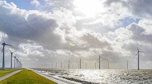 Windpark met windturbines aan de oever van het IJsselmeer in de Noordoostpolder van Sjoerd van der Wal Fotografie