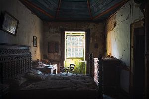 Verlassenes Schlafzimmer in portugiesischer Villa.