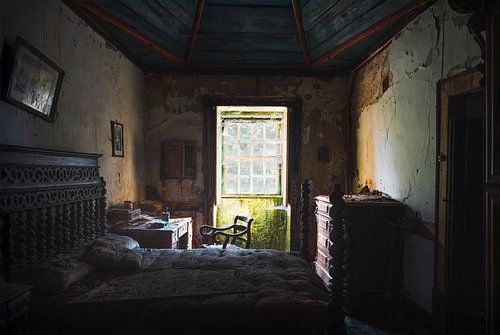 Chambre à coucher abandonnée dans une villa portugaise.