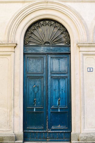 Vieille porte bleue vintage à Lucca | Italie | Architecture | Photographie de voyage par Mirjam Broekhof