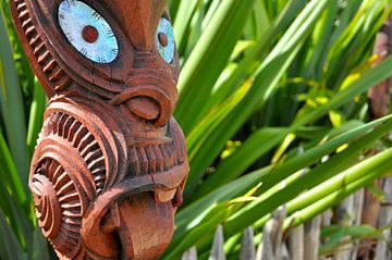 Maori beeld in Hamilton Gardens van Jessica de Heij