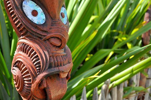 Maori beeld in Hamilton Gardens van Jessica de Heij