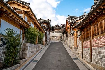 Straße mit klassischen Häusern in Seoul von Mickéle Godderis