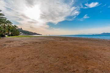 mooi strand in La Azohia, Regio Murcia, Spanje van Joke Van Eeghem