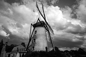 Molen bij donderwolken in zwart/wit van Esther Bax