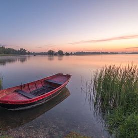 Roeibootje tussen het riet bij zonsopkomst van Moetwil en van Dijk - Fotografie